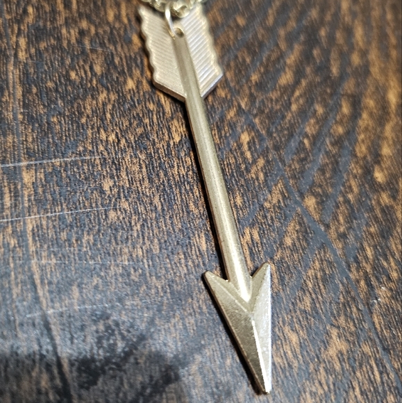 Elegant Gold Arrow Necklace - Picture 3 of 3
